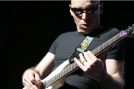 Joe Satriani en 'Guitar Hero IV' y 'Rock Band 2'