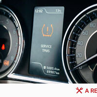 Llevas desde 2014 con un sensor de seguridad en tus ruedas que quizás no conoces del todo: así funciona el TPMS y esto es lo que te está diciendo 