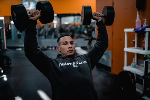 Si quieres hombros más grandes, prueba con este eficaz entrenamiento todoterreno