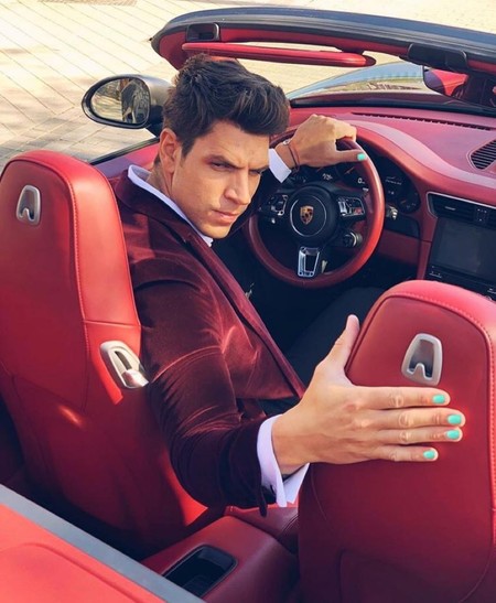 Diego Matamoros, el yonki del lujo que se pinta las uñas de un espantoso color turquesa