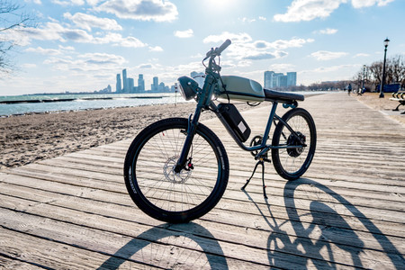 Alma café racer y 45 km/h de velocidad punta por 2.589 euros: así es la bicicleta eléctrica Titan R