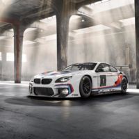 BMW M6 GT3, superando y haciendo a un lado al Z4 GT3
