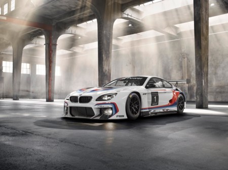 BMW M6 GT3, superando y haciendo a un lado al Z4 GT3