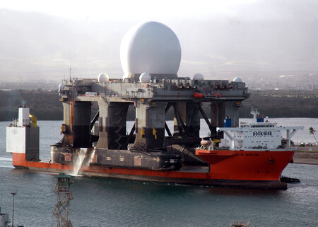 Blue Marlin, el descomunal barco construido para transportar barcos y hasta plataformas petrolíferas