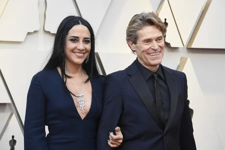 Willem Dafoe repite fórmula de azul y negro para los Premios Óscar 2019