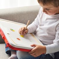 Este maletín de IKEA te lo llevarás a cualquier parte: cuesta sólo 12 euros y por un lado lleva un tablero de dibujo y por otro espacios para pinturas y rotuladores