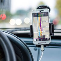 Estas son todas las multas que te puede poner la DGT por usar el móvil conduciendo