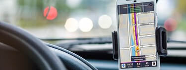 Estas son todas las multas que te puede poner la DGT por usar el móvil conduciendo