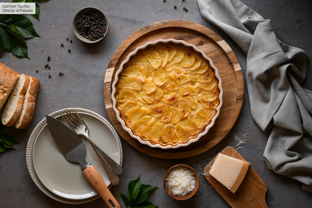 Cómo hacer patatas gratinadas a los cuatro quesos, la guarnición perfecta para los queseros