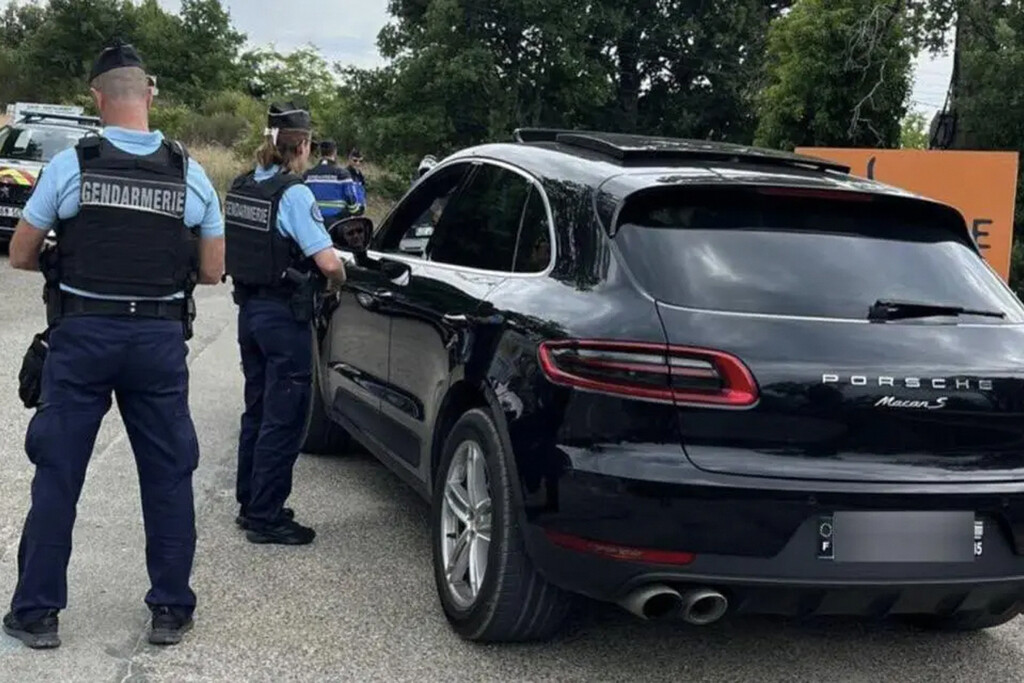 Hacer sudokus no es emocionante. Este jubilado de 84 años prefirió exprimir su Porsche y le cazaron a 235 km/h en la autopista