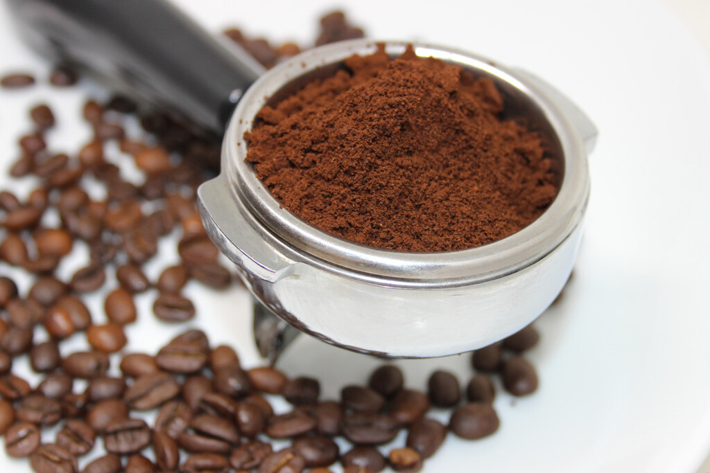 Los fontaneros coinciden: tirar los posos de café por el desagüe del fregadero es de lo peor que puedes hacer para tus tuberías