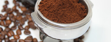 Los fontaneros coinciden: tirar los posos de café por el desagüe del fregadero es de lo peor que puedes hacer para tus tuberías 