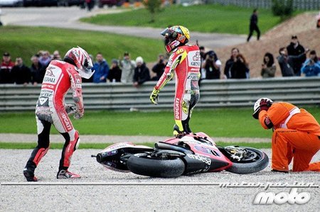 Nicky Hayden vuelve a lesionarse en su reaparición