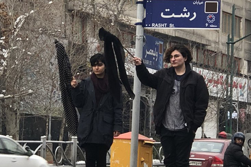 WhiteWednesdays: as&iacute; est&aacute;n luchando las mujeres iran&iacute;es para liberarse del  hijab obligatorio