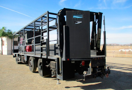 Este camión táctico militar puede ir por las vías del tren, tiene grúa y equipo antiicendios, y apunta a ser una ganga