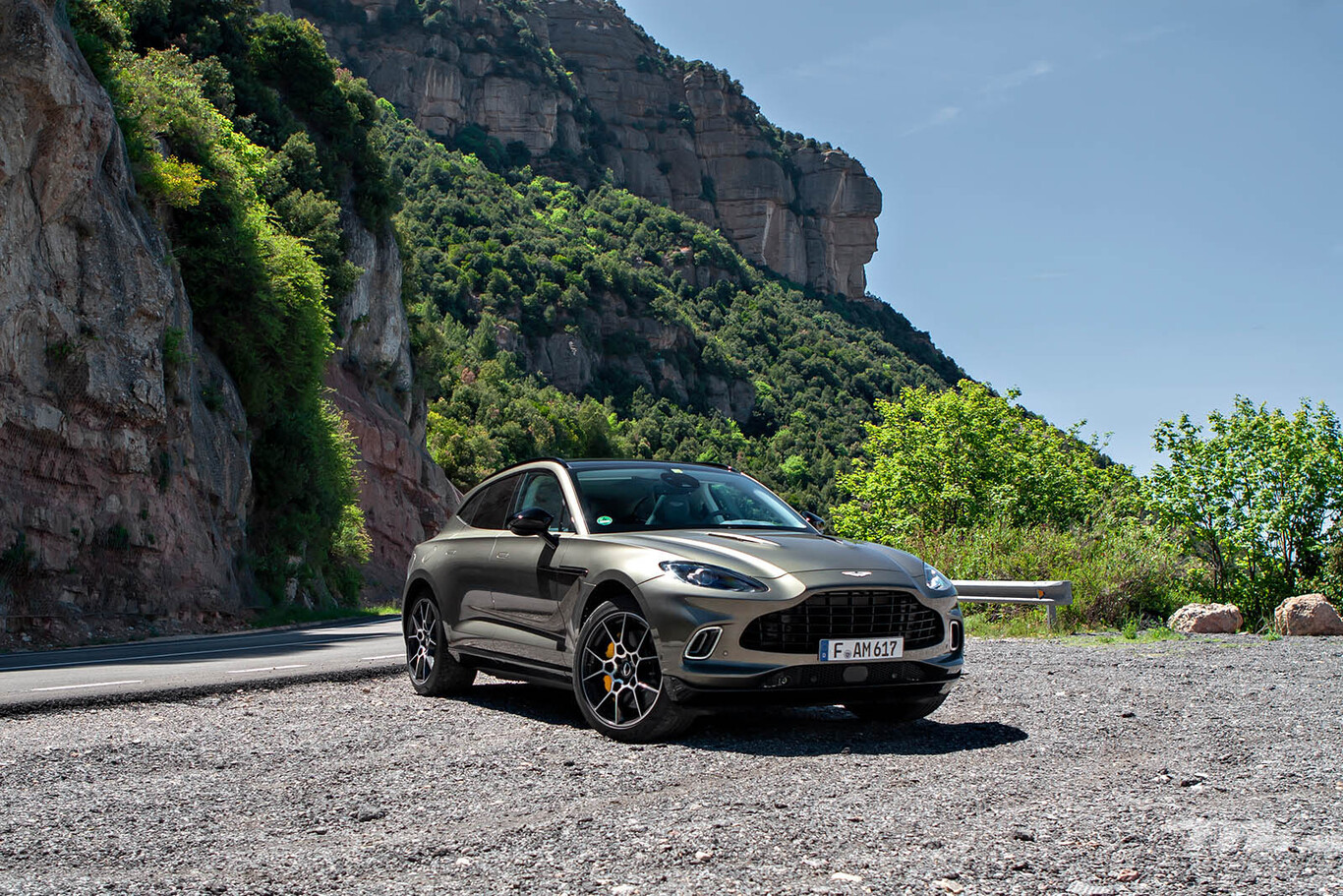 Probamos el Aston Martin DBX, un SUV de 550 CV dinámico como un Porsche Cayenne y lujoso como un Bentley Bentayga