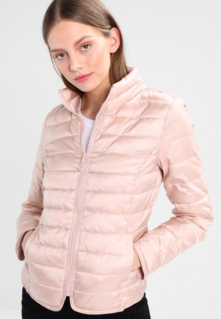 30% de descuento en la chaqueta Onltahoe Shimmer Collar de Only: se queda en 34,95 euros con envío gratis