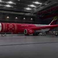 ¿Tienes frío? Los aviones también: Iberia "abriga" a uno de sus aviones en un original vídeo
