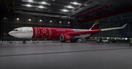 ¿Tienes frío? Los aviones también: Iberia "abriga" a uno de sus aviones en un original vídeo