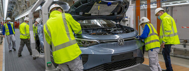 Las marcas fabrican más coches eléctricos de los que pueden vender: podrían haber llegado al punto en el que el eléctrico se impone o muere 