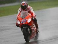 Stoner consigue su primera pole del año