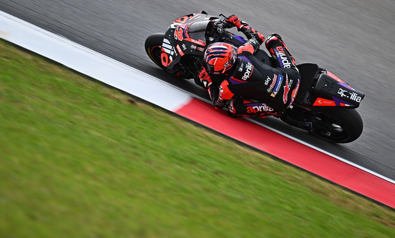 Maverick Viñales se estrena con Aprilia gracias a un error de Pecco Bagnaia y Marc Márquez pisa podio en Portimao