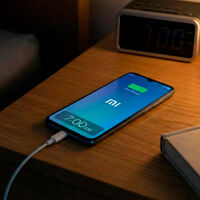 No, dejar tu móvil cargando toda la noche hasta el 100% no va a freir la batería, pero debes tener cuidado si lo haces a largo plazo 