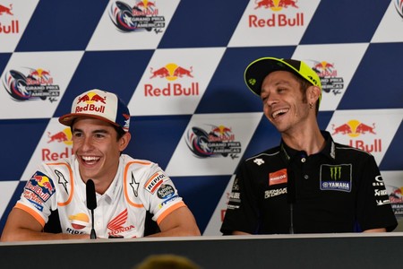 Vuelve el amor entre Marc Márquez y Rossi tras su apretón de manos en Argentina: "Fue como besar a una chica"
