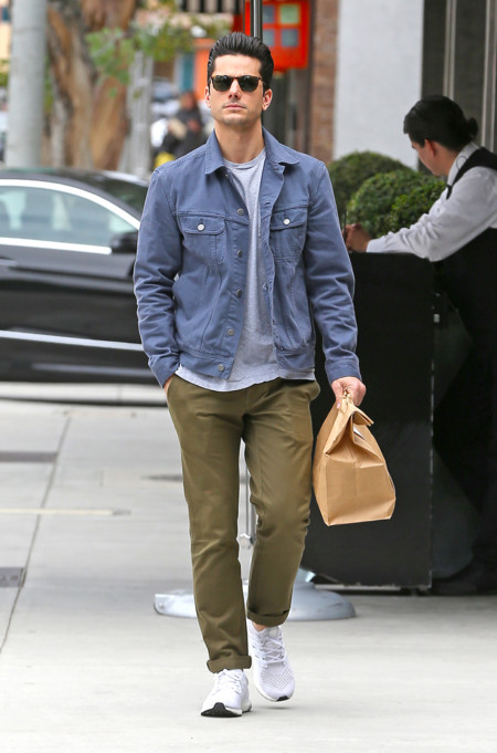 Desde que los de Longchamp le regalaron la bolsa de mano Le Foulonné Matt Bomer ya no tiene que usar las de papel