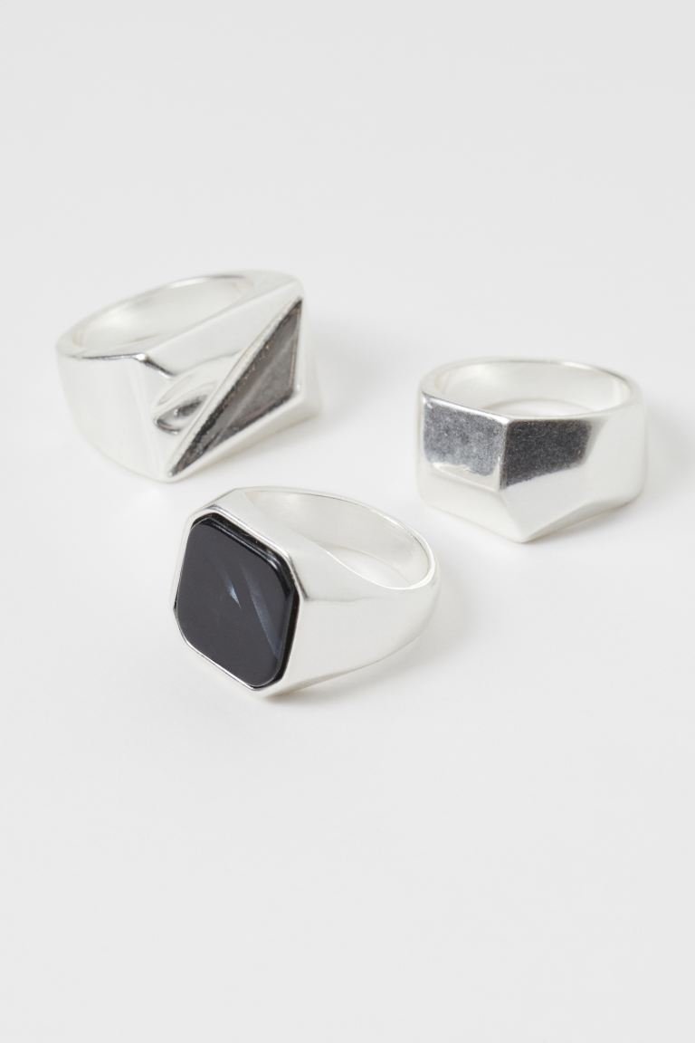 Anillos de metal en varios diseños, uno con cuenta de plástico con efecto piedra. Elaborados con zinc reciclado.