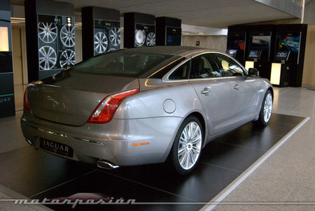 Jaguar XJ