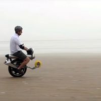 Sí, alguien ha creado un uniciclo eléctrico autobalanceado en su casa y el resultado es... inquietante 