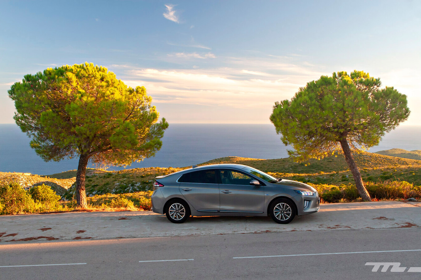 Probamos el Hyundai Ioniq eléctrico: una berlina compacta que convence, pero que queda eclipsada por el SUV Kona Eléctrico