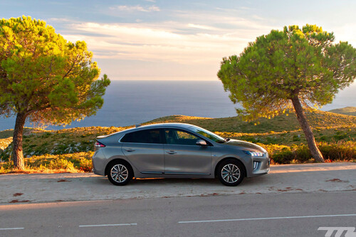 Probamos el Hyundai Ioniq eléctrico: una berlina compacta que convence, pero que queda eclipsada por el SUV Kona Eléctrico