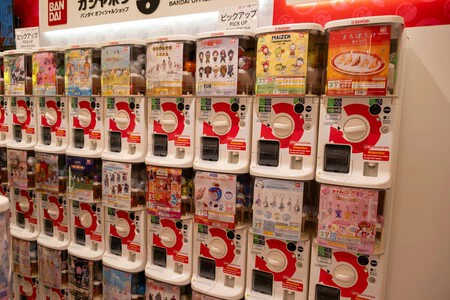 Foto de máquinas expendedoras de cápsulas, conocidas como gashapon
