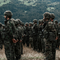 A Europa percebeu que a Geração Z está no auge do militarismo, do culto ao corpo e da vontade de se divertir, e disse-lhes: para a frente! 