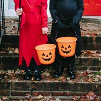Por qué los niños piden dulces la noche de Halloween: los orígenes del "truco o trato"