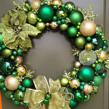 Crea coronas, centros de mesas y marcos con todas las esferas que te sobraron de otra Navidad y quedaron ‘huérfanas’