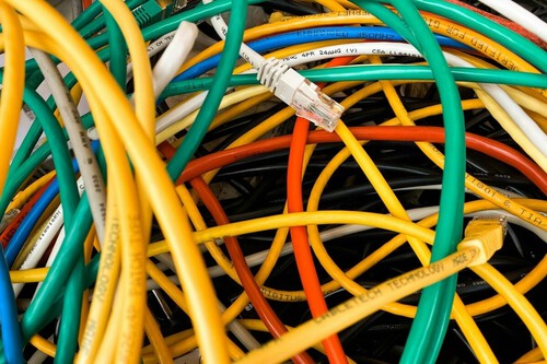 Nunca tinha reparado que os cabos Ethernet têm cores diferentes. Não é só para decoração; cada uma tem o seu próprio significado.