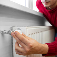 La calefacción tiene un límite invisible: pasar de esa temperatura dispara la factura sin que notes más calor
