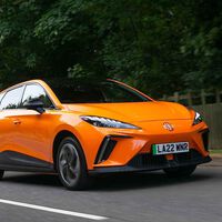 El MG4 mejora sin subir de precio: es el coche eléctrico chino más vendido porque cuesta lo mismo que un gasolina