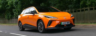 El MG4 mejora sin subir de precio: es el coche eléctrico chino más vendido porque cuesta lo mismo que un gasolina
