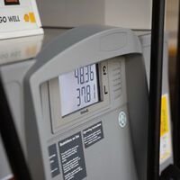 La prohibición de apagar el móvil en las gasolineras existe, pero la DGT aclara cuándo se aplica