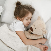 Cómo ayudar a tu hijo en edad preescolar a dormir solo en su cama, según expertos de Harvard