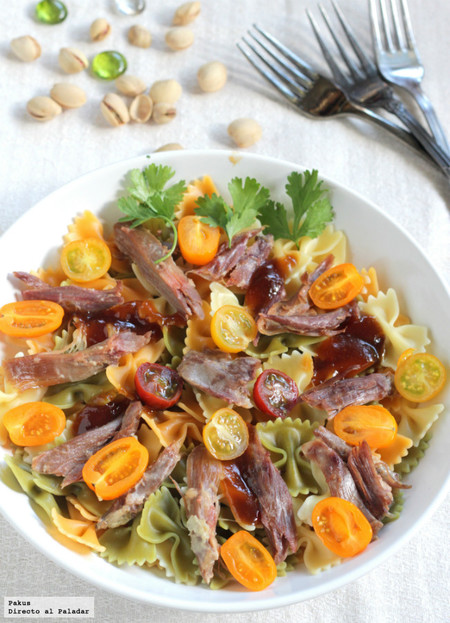 Ensalada de pasta con confit de pato y pistachos. Receta ligera