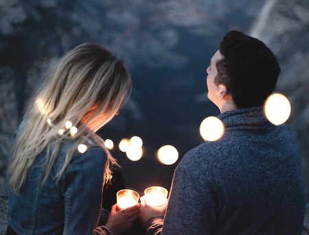 ¿Quién paga la cena? Tanto hombres como mujeres se sienten incómodos si paga ella