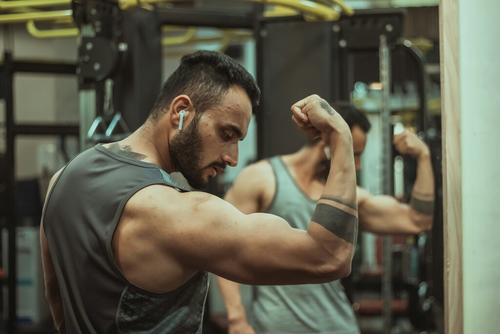 Si quieres un brazo grande no caigas en el síndrome del espejo: estos ejercicios deben ser tus prioridades 