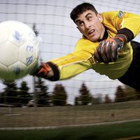 ¿Te gusta el fútbol? renueva tus botas o tus guantes de portero por muy poco dinero gracias a Deporte-Outlet