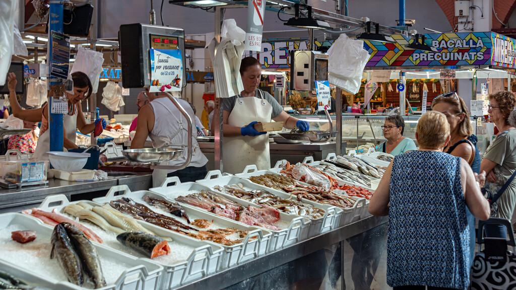 Los españoles estamos cambiando a los pescaderos por el pescado en bandeja. Y nos está saliendo muy caro