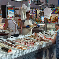 España está dejando de comer pescado fresco para comprarlo en bandeja. No sabemos si es peor, pero sí que es mucho mas caro